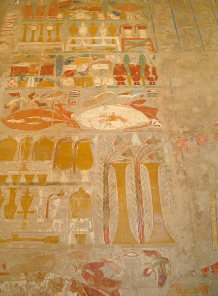 Hieróglifos egípcios no templo da rainha Hatshepsut no Egito — Fotografia de Stock