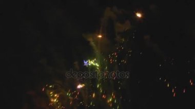 Tatil gece renkli havai fişek