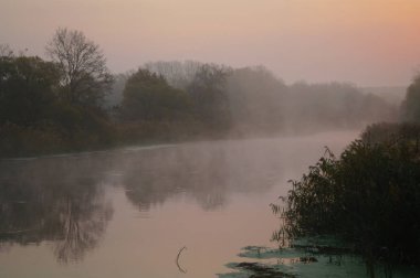 Sabahın erken saatlerinde nehir manzarası.