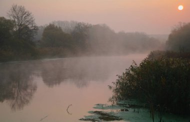 Sabahın erken saatlerinde nehir manzarası.