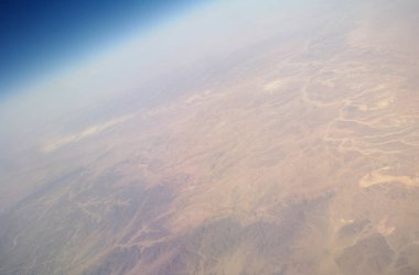 Uçak penceresinden bulutlara ve yeryüzüne bak.