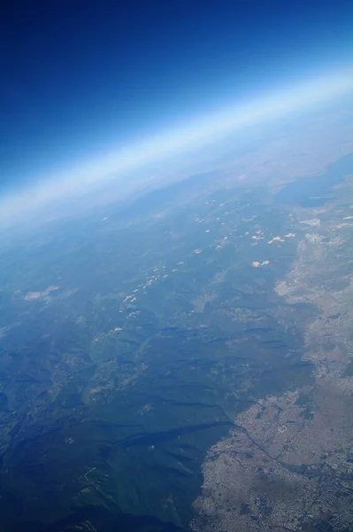 Vista Desde Ventana Del Avión Las Nubes Tierra — Foto de Stock