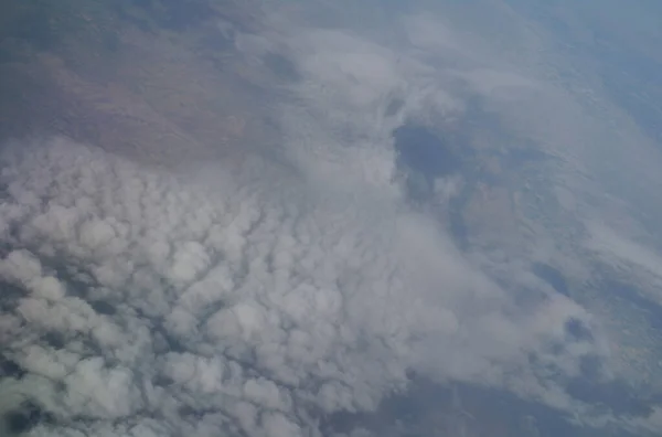 Θέα Από Παράθυρο Του Αεροπλάνου Προς Σύννεφα Και — Φωτογραφία Αρχείου