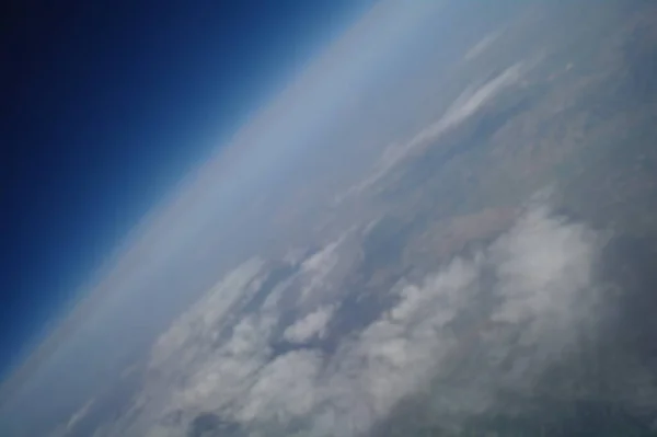 Uçak Penceresinden Bulutlara Yeryüzüne Bak — Stok fotoğraf