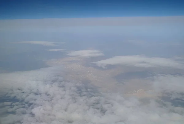 Blick Aus Dem Flugzeugfenster Auf Die Wolken Und Die Erde — Stockfoto