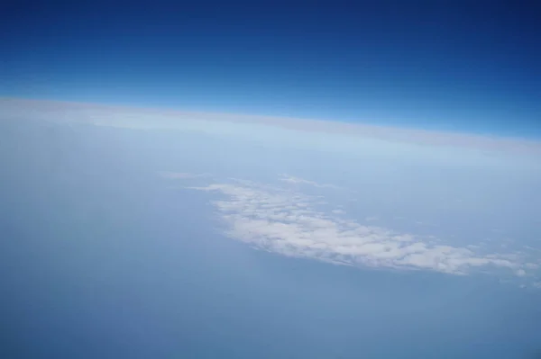 Σύννεφα Και Γαλάζιο Του Ουρανού Από Αεροπλάνο — Φωτογραφία Αρχείου