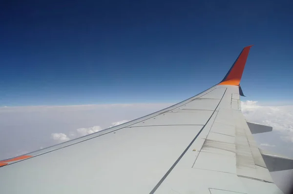 Φτερό Ενός Αεροπλάνου Που Πετούν Πάνω Από Σύννεφα Άνθρωποι Που — Φωτογραφία Αρχείου