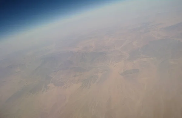 Vista Desde Ventana Del Avión Las Nubes Tierra —  Fotos de Stock