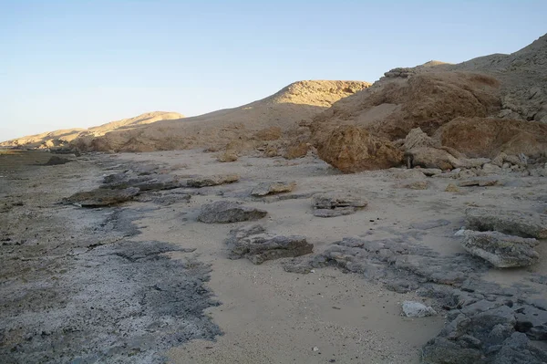 Schöne Meereslandschaft. Meer und Felsen bei Sonnenuntergang. Rotes Meer, Ägypten. — Stockfoto