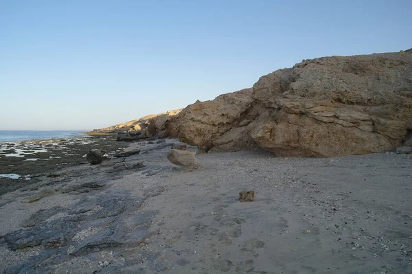 Güzel deniz manzarası. Gün batımında deniz ve kaya. Kızıl Deniz, Mısır. — Stok fotoğraf