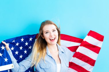 Amerikan bayrağı tutan kadın