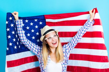 Amerikan bayrağı tutan kadın