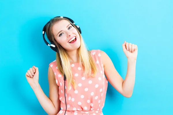 Mujer joven con auriculares — Foto de Stock