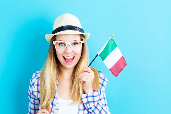 Mujer sosteniendo bandera italiana — Foto de Stock