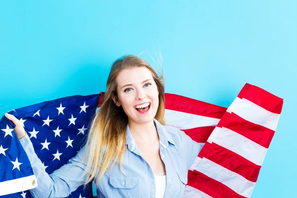 Mujer sosteniendo bandera americana — Foto de Stock