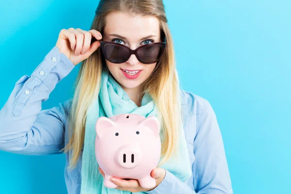 Mulher com banco porquinho — Fotografia de Stock