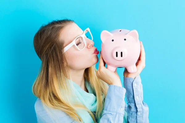 Mulher com banco porquinho — Fotografia de Stock