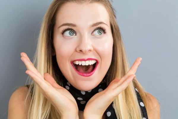 Mujer joven sorprendida — Foto de Stock