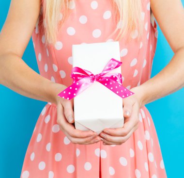hediye kutusu tutan kadın