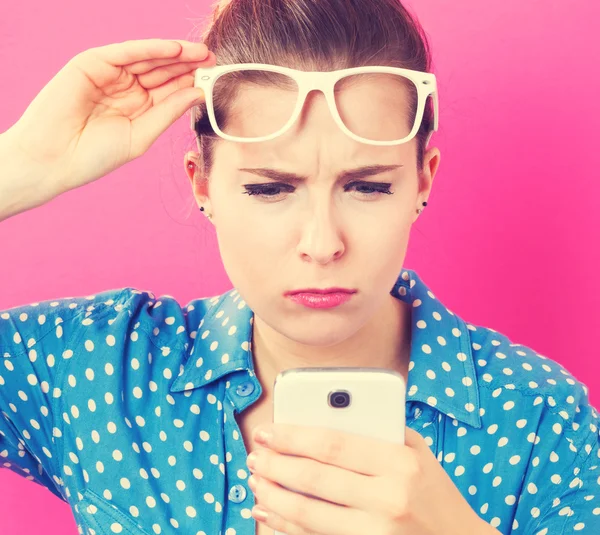 Mujer mirando fijamente al celular — Foto de Stock