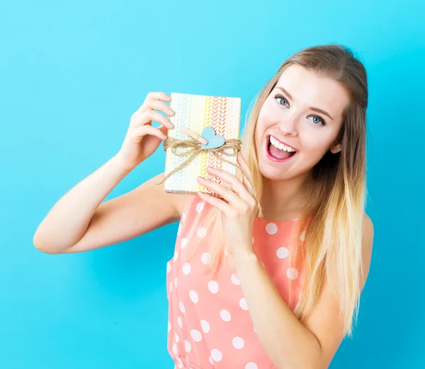 Vrouw met doos van de gift — Stockfoto