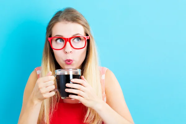 Mujer bebiendo café — Foto de Stock