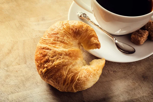 Croissant et tasse de café — Photo