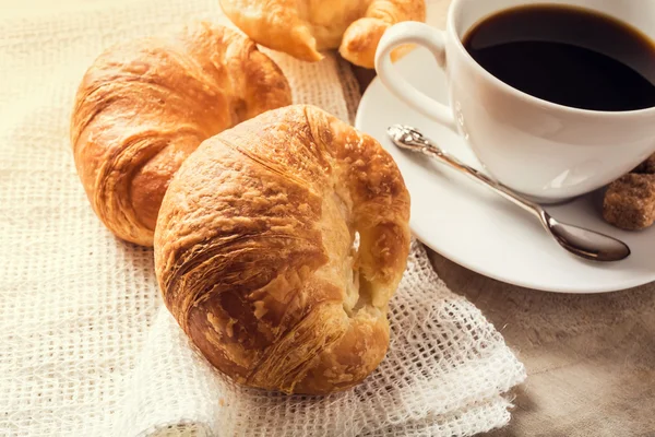 Croissants e xícara de café — Fotografia de Stock