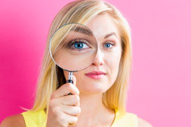 Büyüteç arayan kadın