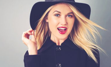 siyah montlu sarışın kadın