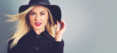 siyah montlu sarışın kadın