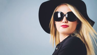 siyah montlu sarışın kadın