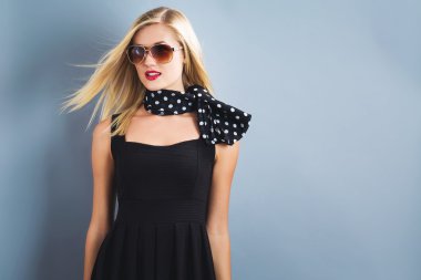 Siyah elbiseli sarışın kadın.