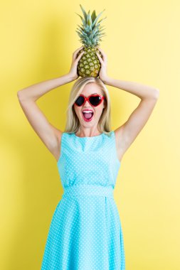 kadın holding ananas