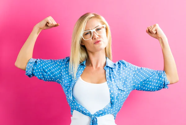 Mujer joven fuerte — Foto de Stock