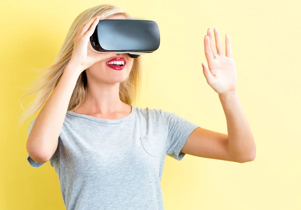 Woman using virtual reality headset — Stock Photo, Image