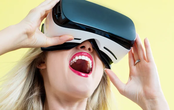 Kobieta za pomocą gogli wirtualnej rzeczywistości — Zdjęcie stockowe