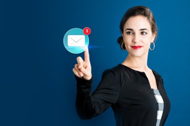İş kadını ile e-posta simgesi