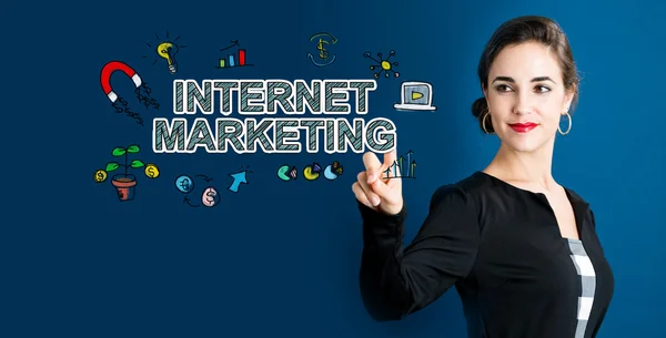 Koncepcja marketingu internetowego z kobietą — Zdjęcie stockowe
