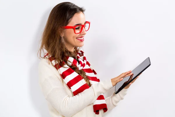 Mulher usando seu tablet — Fotografia de Stock