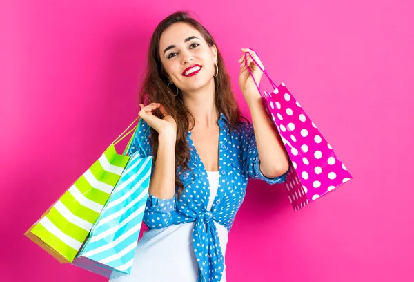 Femme tenant des sacs à provisions — Photo