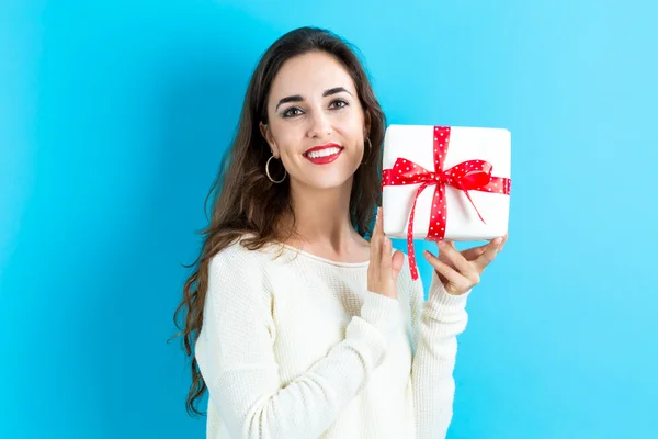 Donna in possesso di scatola regalo — Foto Stock