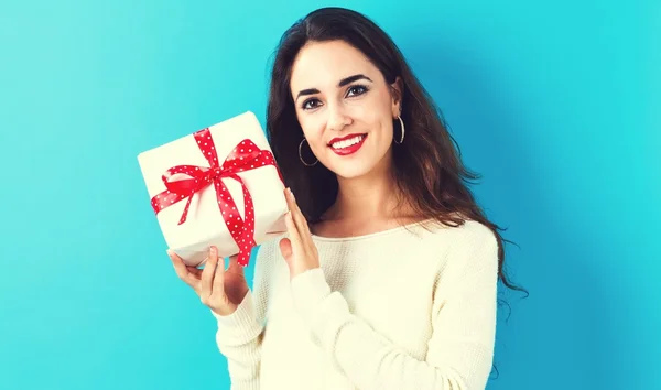 Frau mit Geschenkbox — Stockfoto