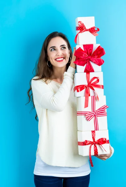 Frau hält Geschenke in Schachteln — Stockfoto