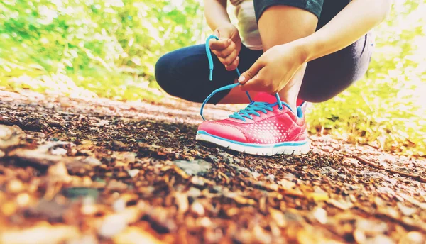 Jogger tying shoes — Stock Photo, Image