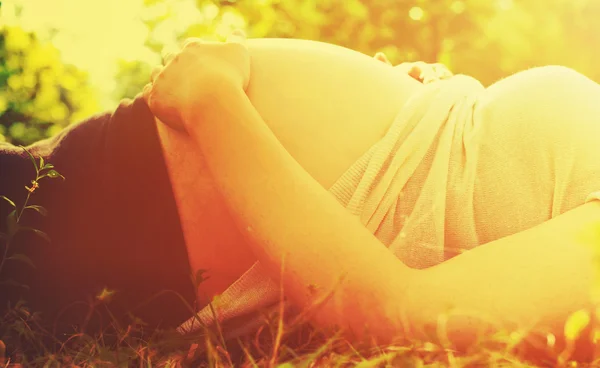 Mujer embarazada afuera —  Fotos de Stock