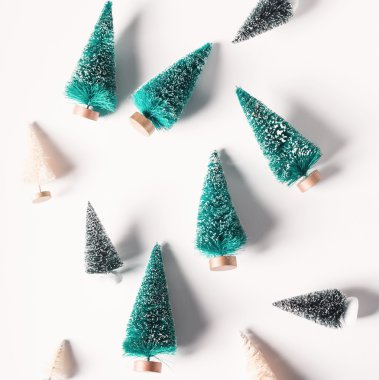 Küçük yeşil ve beyaz Noel ağaçları