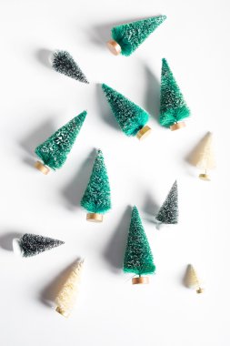 Küçük yeşil ve beyaz Noel ağaçları