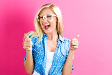 Genç bir kadın başparmağını kaldırıyor.