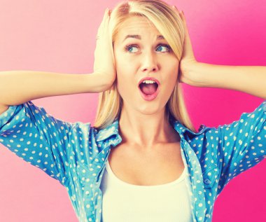 Genç kadın engelleme kulaklar